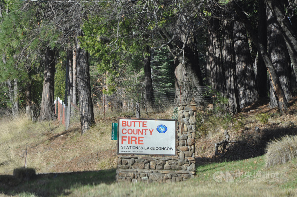 坎普野火(Camp Fire)發生於2018年11月8日北加州標特郡(Butte County),調查報告指出起火的原因是因為公用事業太平洋瓦斯電力公司(PG&E)疏於維護老舊電線,PG&E於美西時間16日認罪道歉。圖為108年12月31日標特郡消防單位。中央社記者周世惠舊金山攝 109年6月17日