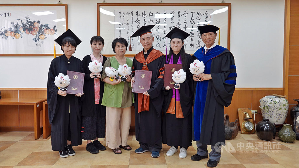65歲的佛光大學中國文學與應用學系博士班郭俊郁(右3),今年與二女兒郭文齡(右2)、三女兒郭文曦(左)一起從佛大畢業,妻子尤毓華(左3)、大女兒郭文馨(左2)也都是佛大畢業校友,一家都是佛大人。(佛光大學提供)中央社記者沈如峰宜蘭縣傳真 109年6月17日