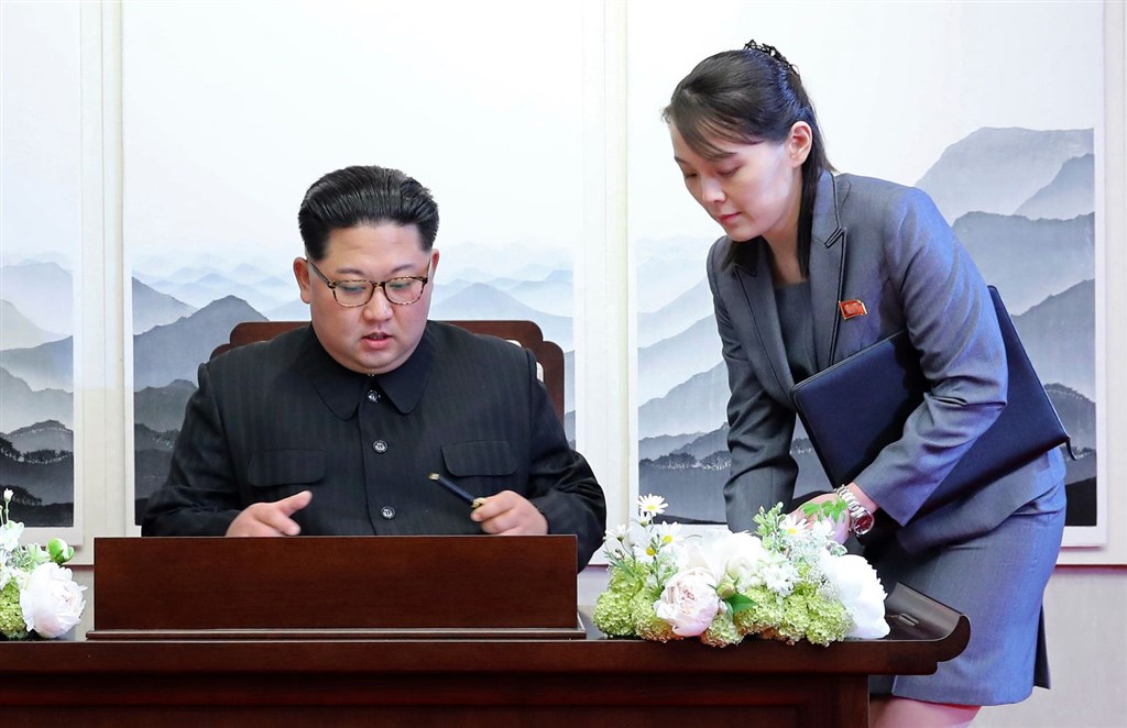 北韓領導人金正恩(左)的胞妹金與正是北韓最有權勢的其中一名女性,外界揣測近來受關注度急速竄升的金與正有可能成為北韓下任接班人。(檔案照片/美聯社)