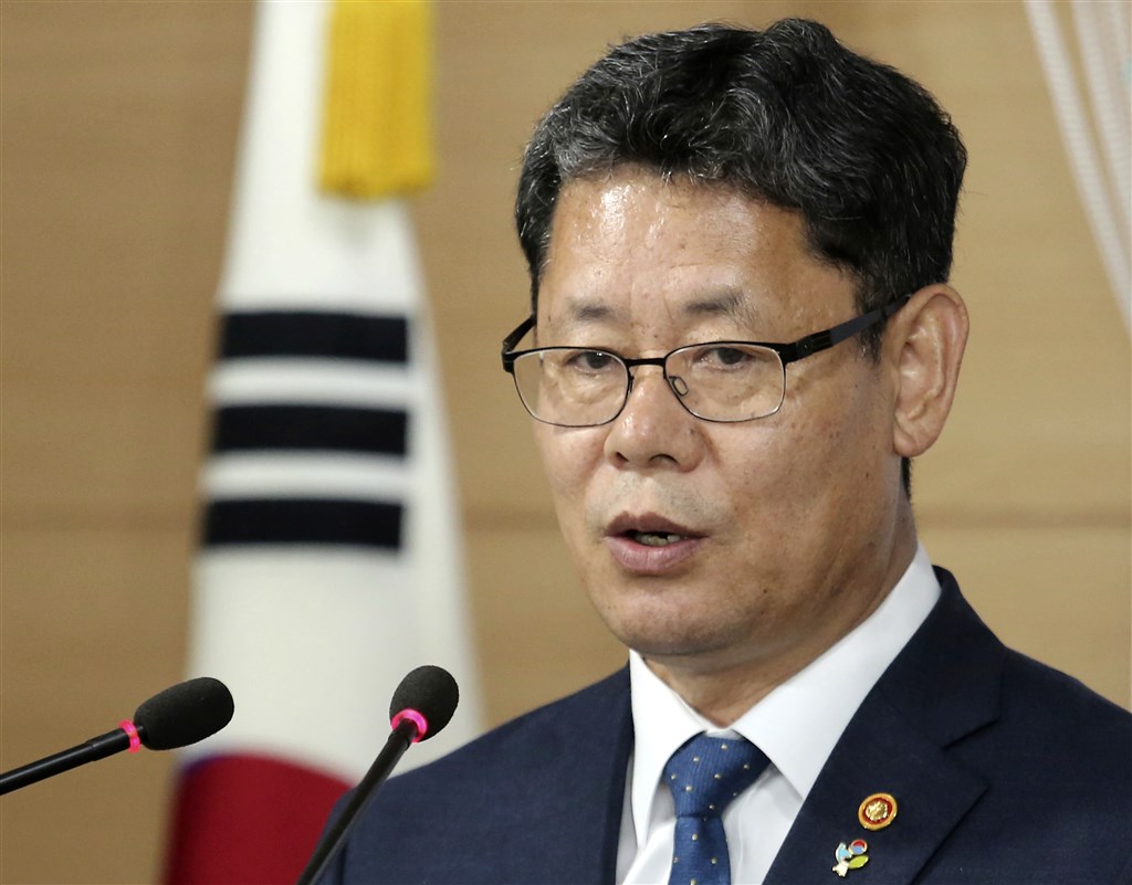 南韓統一部長金煉鐵17日表示,會為兩韓關係惡化負起責任,已向南韓總統府青瓦台請辭。(美聯社)