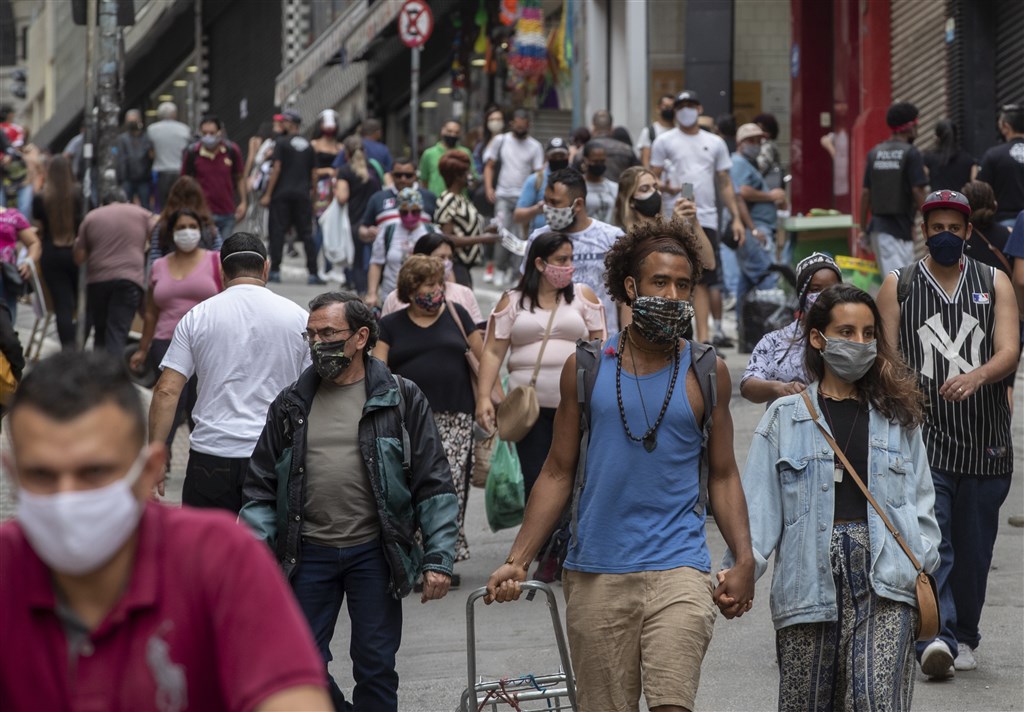 巴西武漢肺炎疫情未趨緩,15日聖保羅州政府才宣布疫情開始穩定,16日發布過去24小時創下新增8825例確診和365例死亡新高。圖為巴西聖保羅市中心購物區人潮大多戴起口罩防疫。(美聯社)
