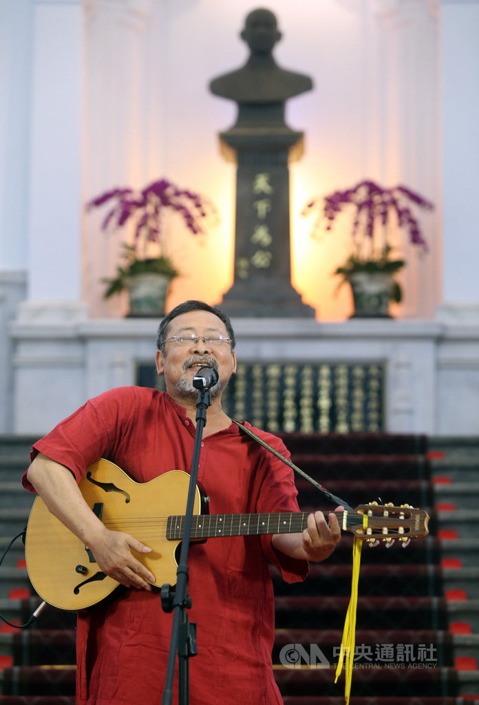 「端午謝平安 藝文大匯演」系列活動宣傳記者會17日在總統府舉行,會中資深音樂人陳明章演唱歌曲「阮最愛的玫瑰花」。中央社記者鄭傑文攝 109年6月17日