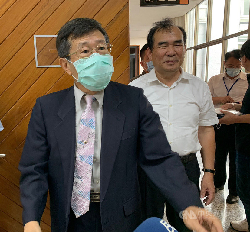 針對媒體提問高雄市澄清路不平遭批評一事,代理市長楊明州(前)17日指出,攸關人民生命財產的工程要優先處理,並呼籲外界勿說「收爛攤子」。中央社記者王淑芬攝 109年6月17日