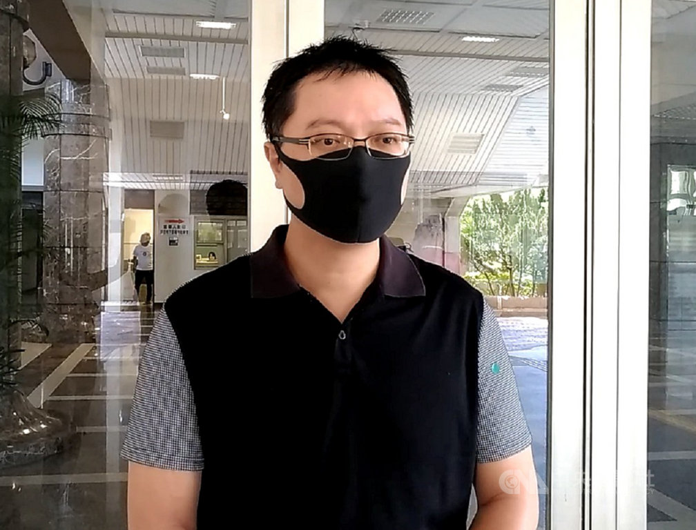 男子王忠義殺害父母案,一審原判無期徒刑,台中高分院二審逆轉改判無罪,經最高法院發回更審,台中高分院審理後,18日更一審仍判無罪,可上訴。王忠義(圖)到庭聽判,得知結果向法官大喊「謝謝法官包容」。中央社記者蘇木春攝 109年6月18日