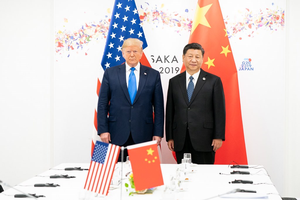 波頓新書披露,在2019大阪20國集團(G20)峰會期間的一場會議,當習近平(右)展現願重啟貿易談判時,川普(左)盛讚習是中國歷史上最偉大的領導人。(圖取自Flickr;作者The White House,版權屬公眾領域)