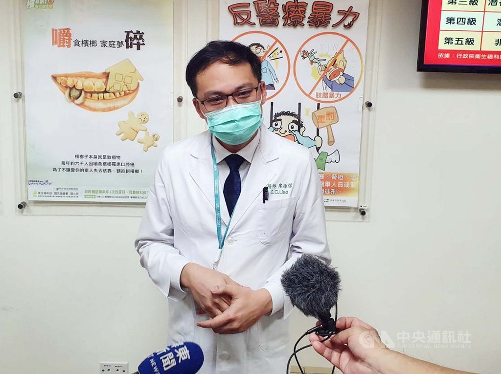 屏安醫院副院長楊欣正到屏東來義鄉棚集山登山失蹤10天,16日獲救,17日下午順利完成手術。主治醫師廖振傑(圖)16日受訪表示,如果不是意志力,一般人很難撐「連我都做不到」。中央社記者郭芷瑄攝 109年6月18日