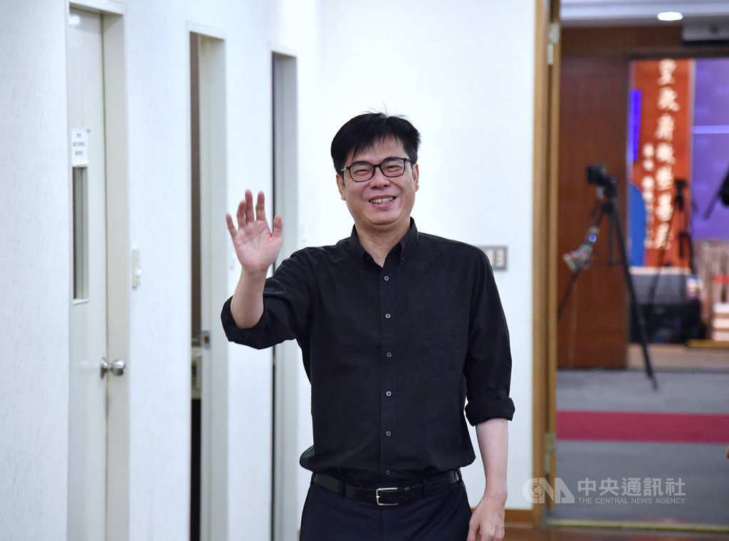 行政院副院長陳其邁(圖)請辭投入高雄市長補選,18日上午出席任內最後一次行政院會,並到行政院記者室向媒體記者告別。中央社記者王飛華攝 109年6月18日