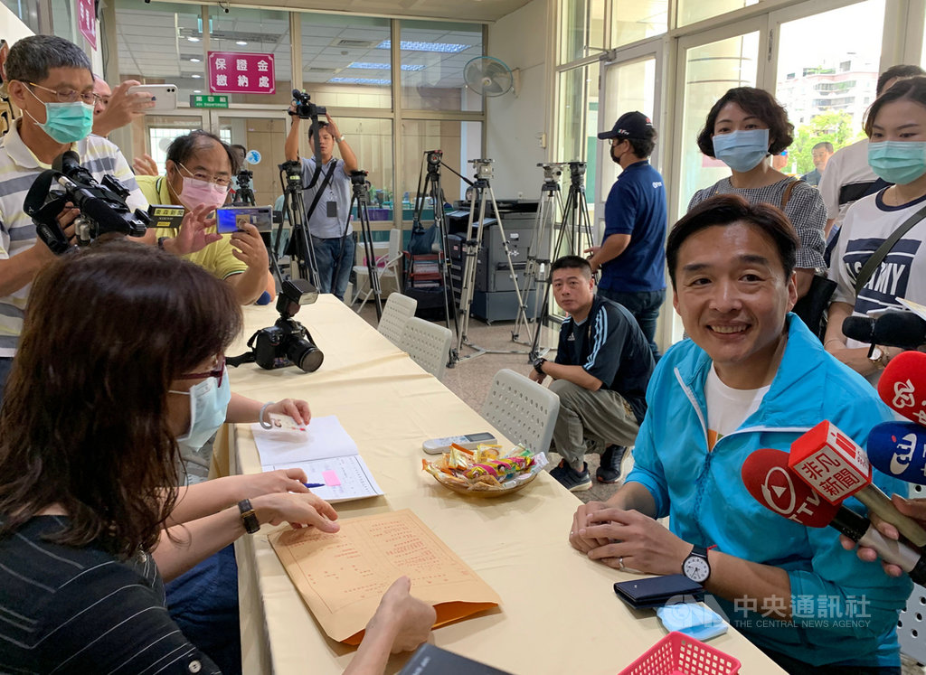前高雄市長韓國瑜任內的民政局長曹桓榮(前右)18日到高雄市選舉委員會領表,表態參加市長補選,他自認符合在地年輕、有經驗等社會期待條件,盼延續韓團隊的服務精神。中央社記者王淑芬攝 109年6月18日