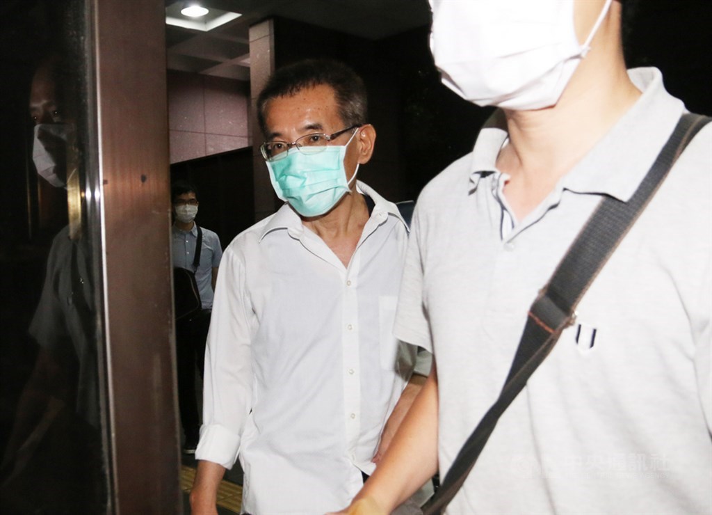 前國會助理李姓男子(中),涉嫌為中共國安部對台情蒐人員發展組織,交付外交部、陸委會等相關資料。台北地檢署18日將陳、李聲請羈押禁見,台北地院下午裁准羈押禁見。中央社記者蕭博文攝 109年6月18日