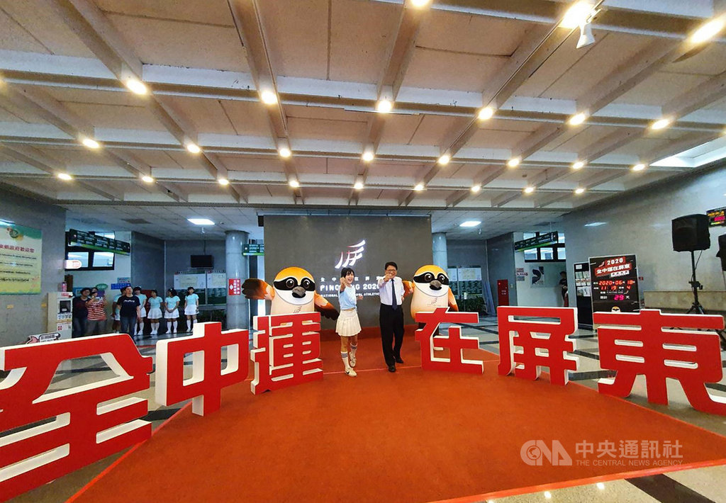 2020全國中等學校運動會7月將在屏東舉行,18日發表全中運主題曲,縣長潘孟安(中右)與歌曲創作者黃小玫(中左)一起宣傳。(屏東縣政府提供)中央社記者郭芷瑄傳真 109年6月18日