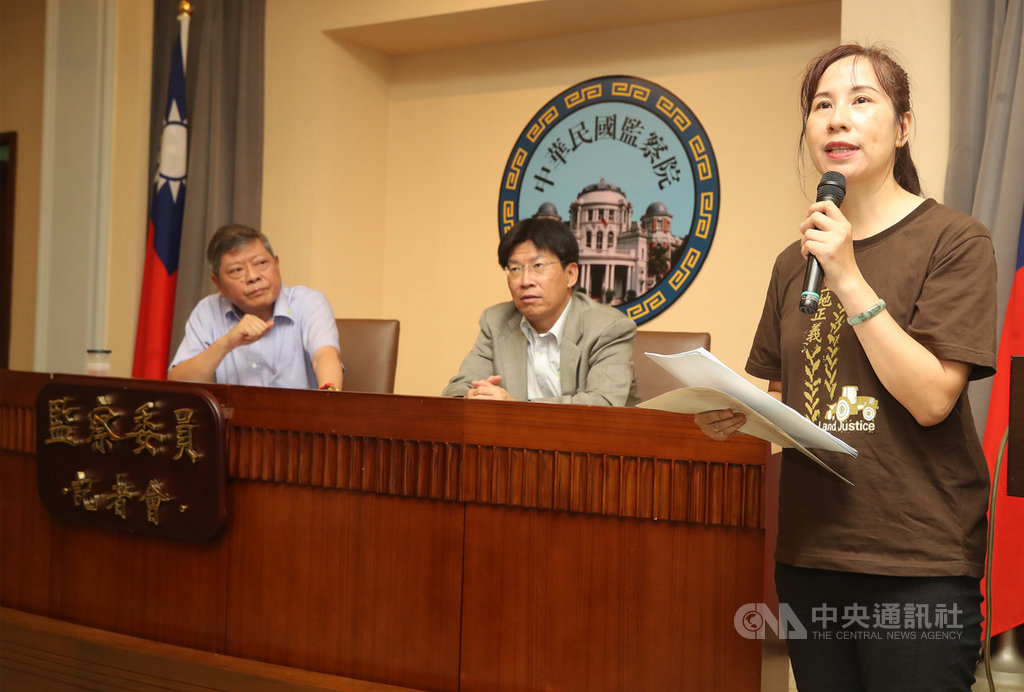 台北市政府規劃社子島開發方向,監察院通過調查報告糾正台北市政府,監委趙永清(左起)、高涌誠18日召開記者會說明,社子島自救會發言人李華萍也到場發表聲明。中央社記者張新偉攝 109年6月18日