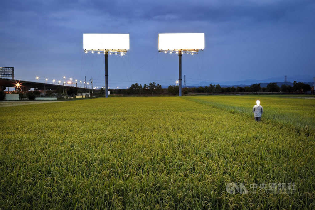 台灣攝影家吳政璋系列作品「台灣『美景』」中的曝閃人臉是一個符號,暗示著「環境」問題與 「美」的矛盾荒謬感受。(吳政璋提供)中央社記者曾婷瑄巴黎傳真 109年6月18日