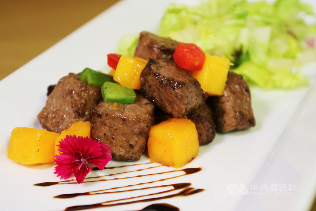 時令進入夏季,不少飯店業者近期紛紛選擇在地時令食材入菜,香格里拉台南遠東國際大飯店及香格里拉台北遠東國際大飯店也攜手將台南玉井芒果入菜。(業者提供)中央社記者余曉涵傳真 109年6月18日