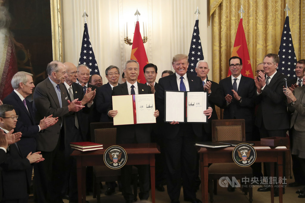 在中美高層重啟會談之際,中國國務院副總理劉鶴18日表示,「應創造條件和氛圍,排除干擾,共同落實中美第一階段經貿協議」。圖為1月15日,劉鶴與美國總統川普共同簽署中美第一階段經貿協議。(中新社資料照)中央社 109年6月18日