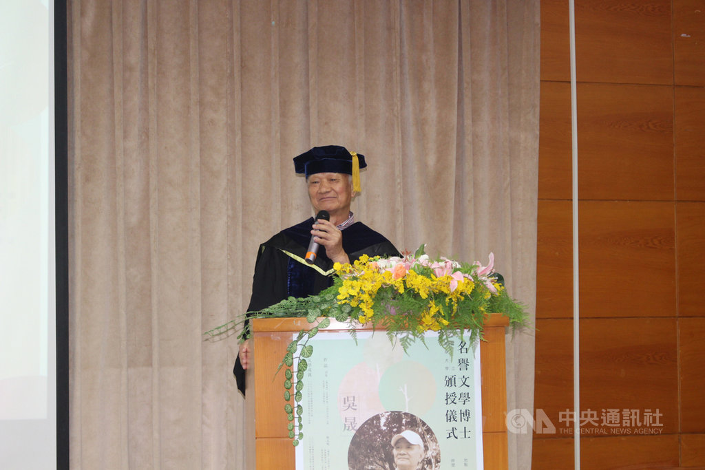 台灣鄉土詩人吳晟以文字關懷台灣,創作至今不停歇,獲頒國立東華大學名譽文學博士,17日出席頒授儀式。(國立東華大學提供)中央社記者張祈傳真 109年6月18日