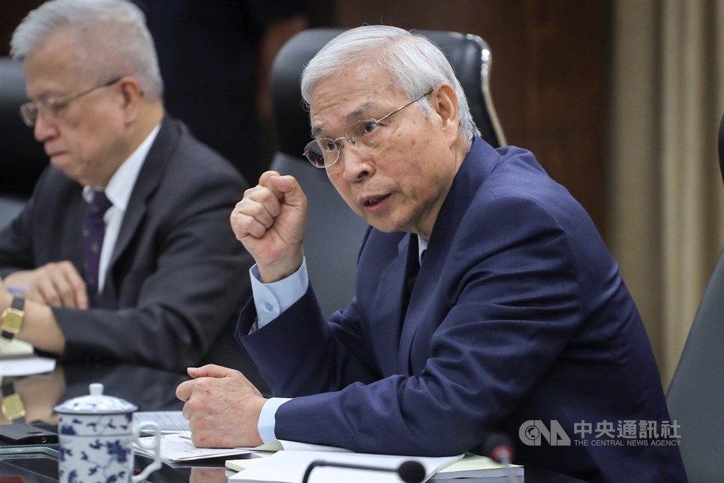 外在不確定因素仍多的情況下,央行理監事會18日決議利率維持不變,央行總裁楊金龍(右)也在理監事會議後記者會上,回答媒體的9個關鍵問答。(中央社檔案照片)