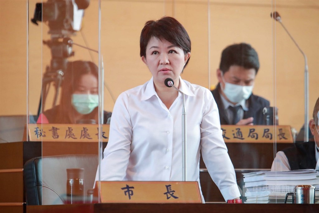 從孟加拉返台的夫婦確診武漢肺炎,由於個案在疫調中針對有無穿防護衣搭機說法不一,台中市長盧秀燕(前)18日表示,因這對夫婦未據實以告,可能造成其他人感染風險,市府將依法開罰新台幣6萬至30萬元。中央社記者郝雪卿攝 109年6月18日