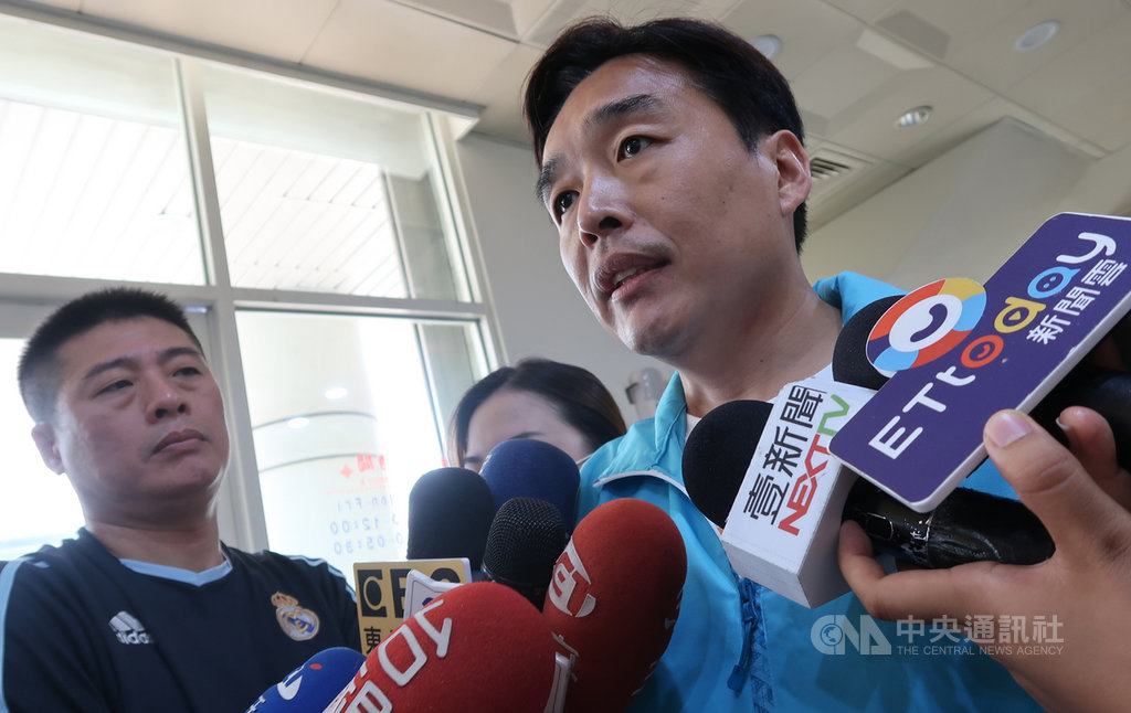 前高雄市長韓國瑜任內的民政局長曹桓榮(右)18日到市選委會領表,表態參加市長補選,盼延續韓團隊的服務精神;對於表態參選,曹桓榮說,沒有和韓國瑜商量過。中央社記者王淑芬攝 109年6月18日