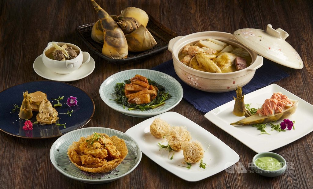 台灣小農的在地食材獲得民眾青睞,近期不少飯店也紛紛將時令食材入菜。新板希爾頓酒店旗下的青雅中餐廳就選擇綠竹筍入菜,要讓饕客在炎炎夏日解身體的渴,且消脾胃暑熱。(業者提供)中央社記者余曉涵傳真 109年6月18日