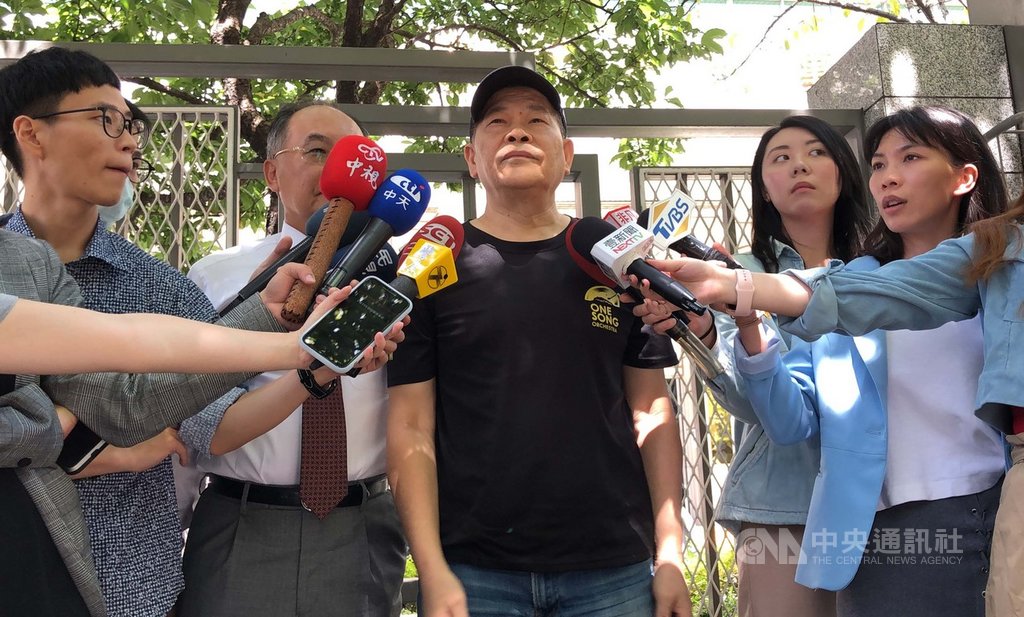 資深藝人澎恰恰日前因拍片急需資金調度,卻遭人詐騙,刑事局獲報後,透過以車追車、再鎖車追人方式,於17日上午查獲涉案吳男和接應李男並依詐欺罪送辦,續追有無幕後指使者。圖為澎恰恰(中)今天在警方記者會前接受媒體聯訪。中央社記者黃麗芸攝 109年6月18日