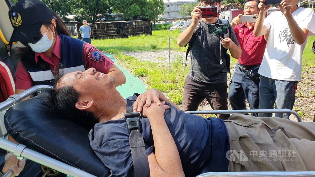 屏安醫院副院長楊欣正(前)到屏東來義鄉棚集山登山失蹤10天,16日獲救。他獲救後向親友表示,在溪谷待10天,多次想放棄。中央社記者郭芷瑄攝 109年6月18日