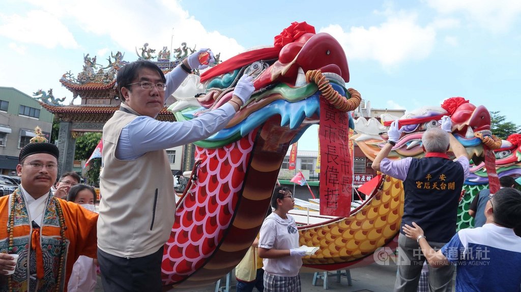 台南市國際龍舟錦標賽預定23日登場,市長黃偉哲(前左2)18日在安平開台天后宮為龍舟點睛,他受訪表示,今年龍舟賽事規模較小,防疫還是要做,選手不戴口罩,採實名制登記。(台南市政府提供)中央社記者張榮祥台南傳真 109年6月18日