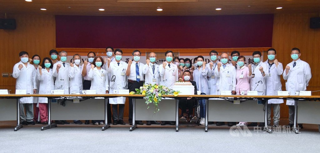 台大醫院18日為2019冠狀病毒疾病(COVID-19,武漢肺炎)重症康復者舉行「慶生」記者會,50餘歲A先生(坐輪椅者)在眾人祝福下出院。中央社記者王飛華攝 109年6月18日