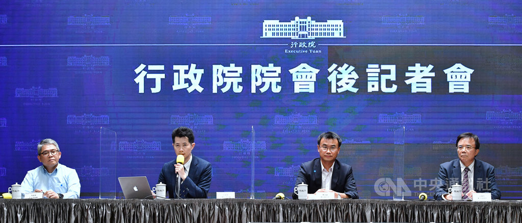 行政院院會後記者會18日上午在新聞中心舉行,由行政院發言人丁怡銘(左2)主持,內政部次長花敬群(左)、農委會主委陳吉仲(右2)、法務部次長蔡碧仲(右)出席。中央社記者王飛華攝 109年6月18日