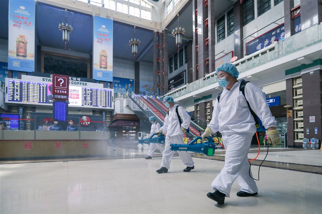 中國疾病預防控制中心流行病學首席專家吳尊友18日表示,北京疫情已經控制住了。圖為18日北京車站執行消毒作業。(中新社提供)