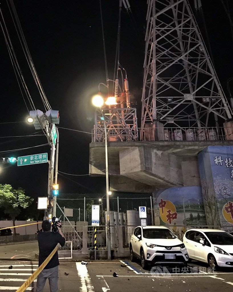 新北市中和區福祥路的高壓電塔,疑似電纜終端匣老舊,18日凌晨將近2時許突然發生爆炸,現場絕緣器起火。(消防局提供)中央社記者黃旭昇新北傳真 109年6月18日