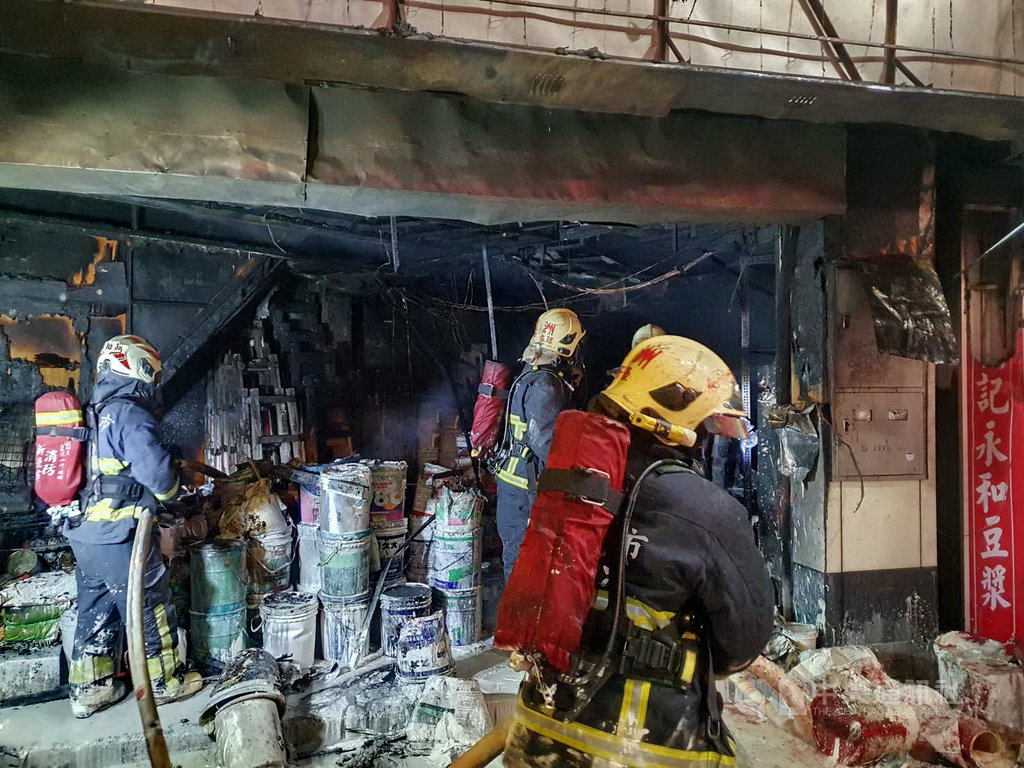 新北市政府消防局19日表示,蘆洲區一家油漆行18日深夜發生火警,人員前往灌救後撲滅大火,共有3人送醫治療,現場付之一炬。(消防局提供)中央社記者黃旭昇新北傳真 109年6月19日