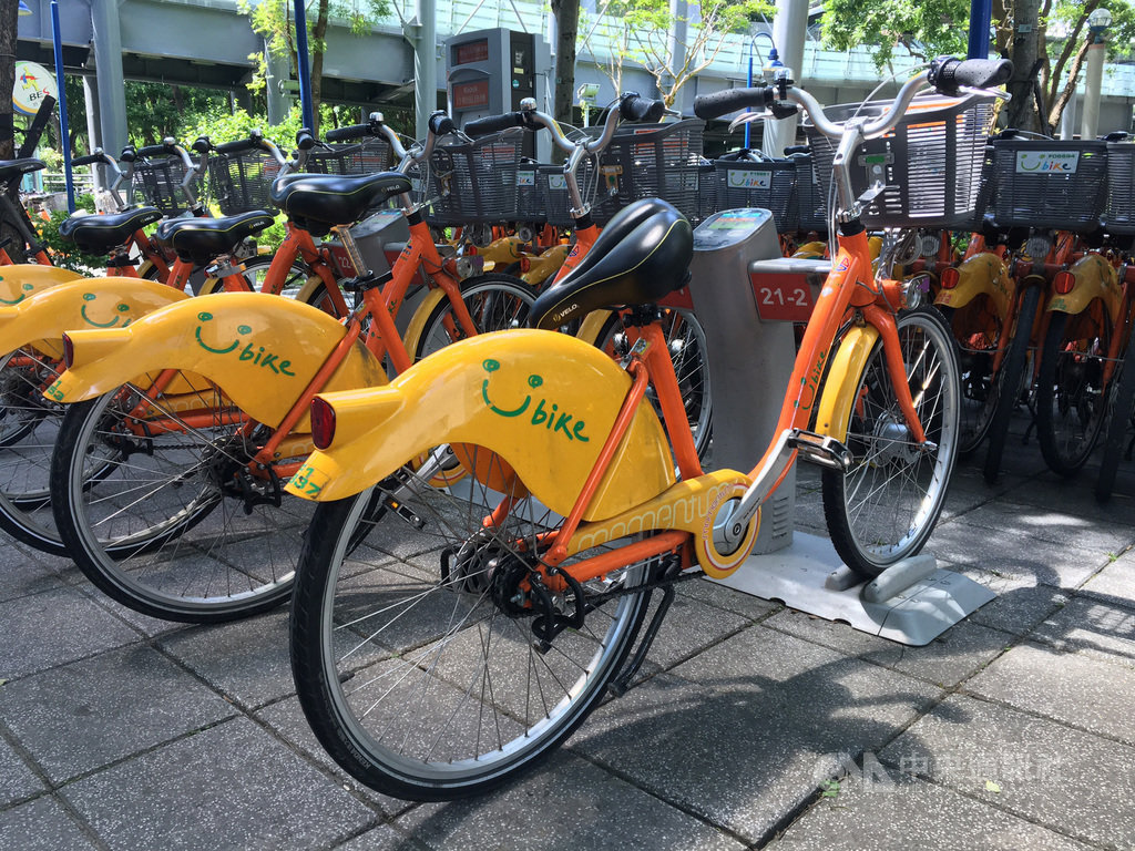 新北市長侯友宜19日表示,新北市的YouBike是否要升級為2.0系統,還在審慎評估,也要瞭解到底有沒有適當的替代方案。為保障市民交通權益,一定會與台北市政府交通局做好雙北間的系統轉換與銜接。中央社記者黃旭昇新北攝 109年6月19日