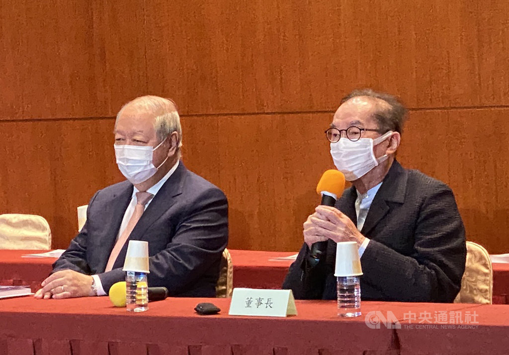 代工廠廣達19日舉行股東會,董事長林百里(右)、副董事長梁次震(左)於會後回答媒體提問,梁次震說,隨著國際情勢變化,廣達持續增加台灣產能。中央社記者吳家豪攝 109年6月19日