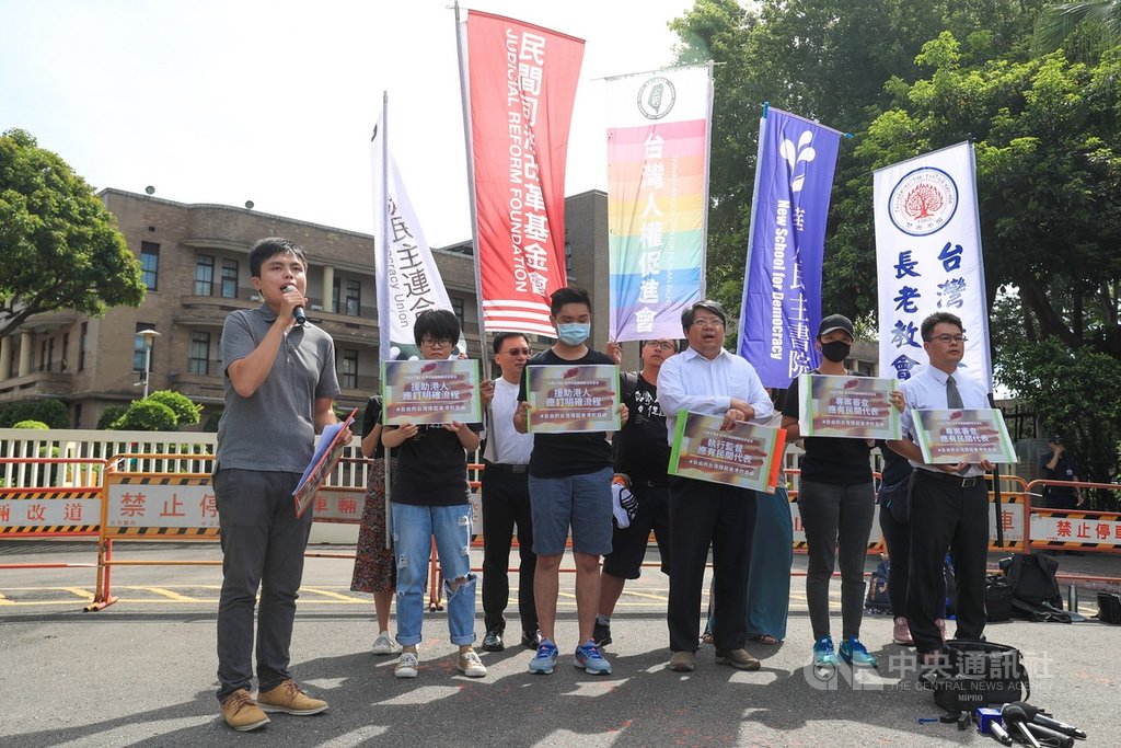 香港邊城青年等團體19日上午在行政院大門口舉辦記者會,提出港人救援方案中未完善疑慮,要求行政院協調各部會及時檢討、完備專案。中央社記者吳家昇攝 109年6月19日