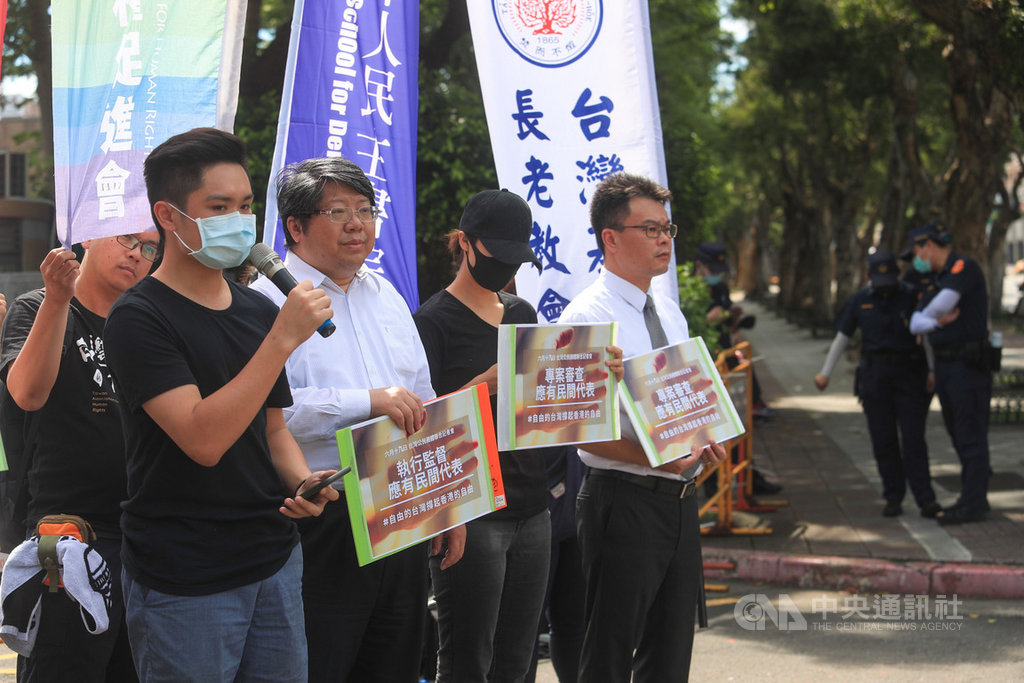 香港邊城青年等團體19日上午在行政院大門口舉辦記者會,提出港人救援方案中未完善疑慮,香港邊城青年理事長kuma(前左)期待台灣政府在堅持捍衛人權的道路上,台港同行。中央社記者吳家昇攝 109年6月19日