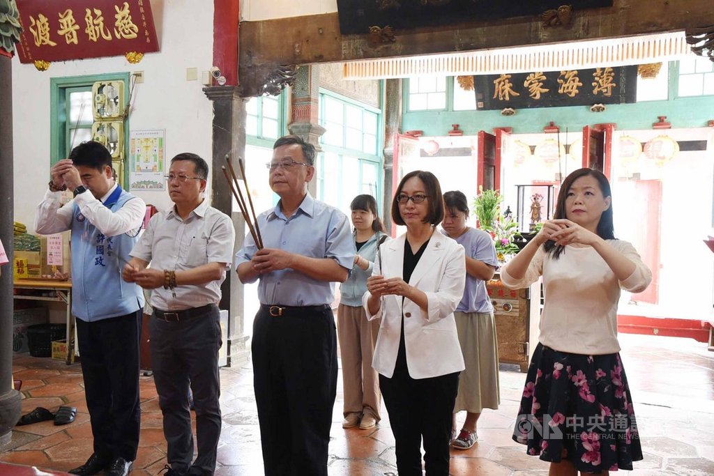 2020澎湖國際海上花火節7月6日將登場,澎湖縣長賴峰偉(前中)19日前往馬公觀音亭上香祈福,盼活動平安順利。(澎湖縣政府提供)中央社 109年6月19日