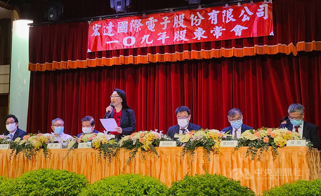 宏達電召開股東會,董事長王雪紅(中)表示,2020年是5G發展的元年,對虛擬實境(VR)/擴增實境(AR)帶來重大突破,而疫情正是宏達電轉型契機。中央社記者江明晏攝 109年6月19日