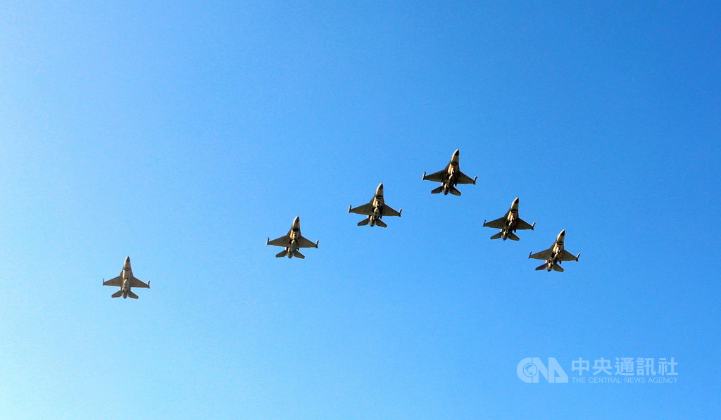 配合嘉義縣市政府日環食活動,嘉義空軍基地21日將有5架F-16戰機衝場表演,通過北香湖公園時間約為下午4時35分,北回歸線太陽館約為下午4時50分。圖為2018年拍攝。(嘉義縣政府提供)中央社記者蔡智明傳真 109年6月19日