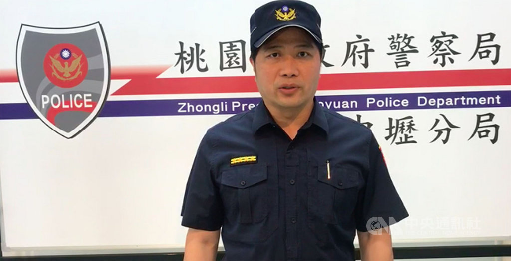 桃園市議員王浩宇接獲可疑信件,內含2顆電池及恐嚇字條。桃園市政府警察局中壢分局副分局長范源正(圖)19日表示,已受理報案並全力偵辦,呼籲民眾表達意見時應冷靜理性。(中壢警方提供)中央社記者邱俊欽桃園傳真 109年6月19日
