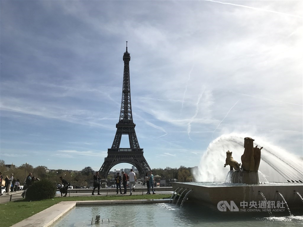 經過3個月的防疫封鎖措施後,巴黎艾菲爾鐵塔正準備重新開放迎接遊客,但最初禁用電梯只能爬樓梯。(中央社檔案照片)