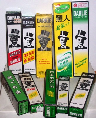 牙膏包裝有個戴著大禮帽微笑的男子,最初英文名稱是Darkie,商標是一位咧嘴笑的非裔男子,1989年在股東和其他組織施壓下,改名為Darlie,但中文仍沿用「黑人牙膏」。(圖取自維基共享資源;作者Thomaschiou,CC BY-SA 4.0)