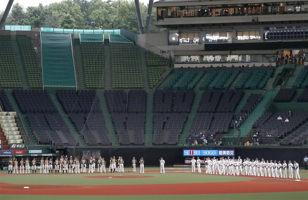 日本火腿19日做客西武主場,兩隊開打前鼓掌感謝武漢肺炎防疫醫護人員。(共同社提供)