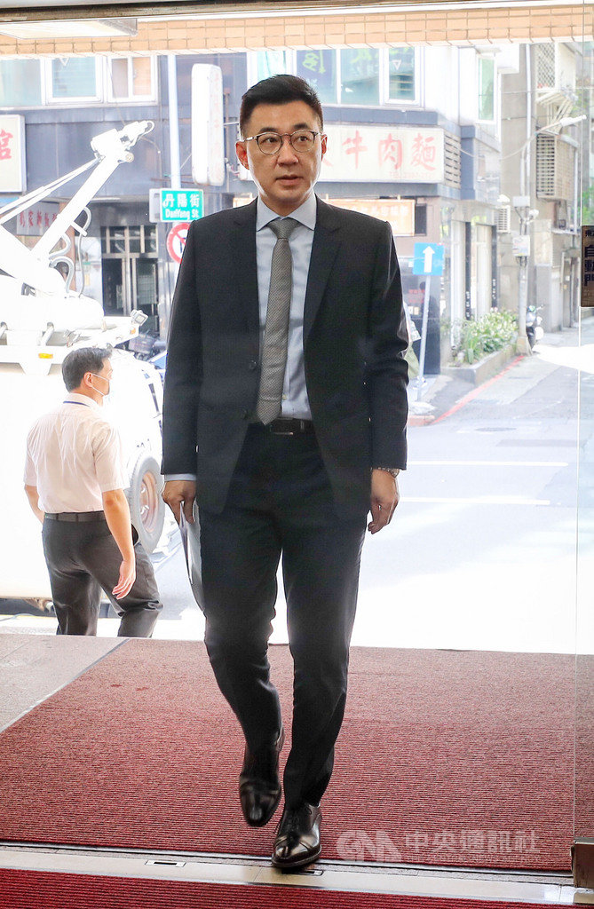 國民黨籍前台東縣長黃健庭可望獲提名出任監察院副院長,黨主席江啟臣(前)19日上午出席國民黨改革委員會大會前受訪表示,這是黃健庭個人決定,而非政黨合作的結果;除了尊重也感到遺憾,將黨紀處理。中央社記者裴禛攝 109年6月19日