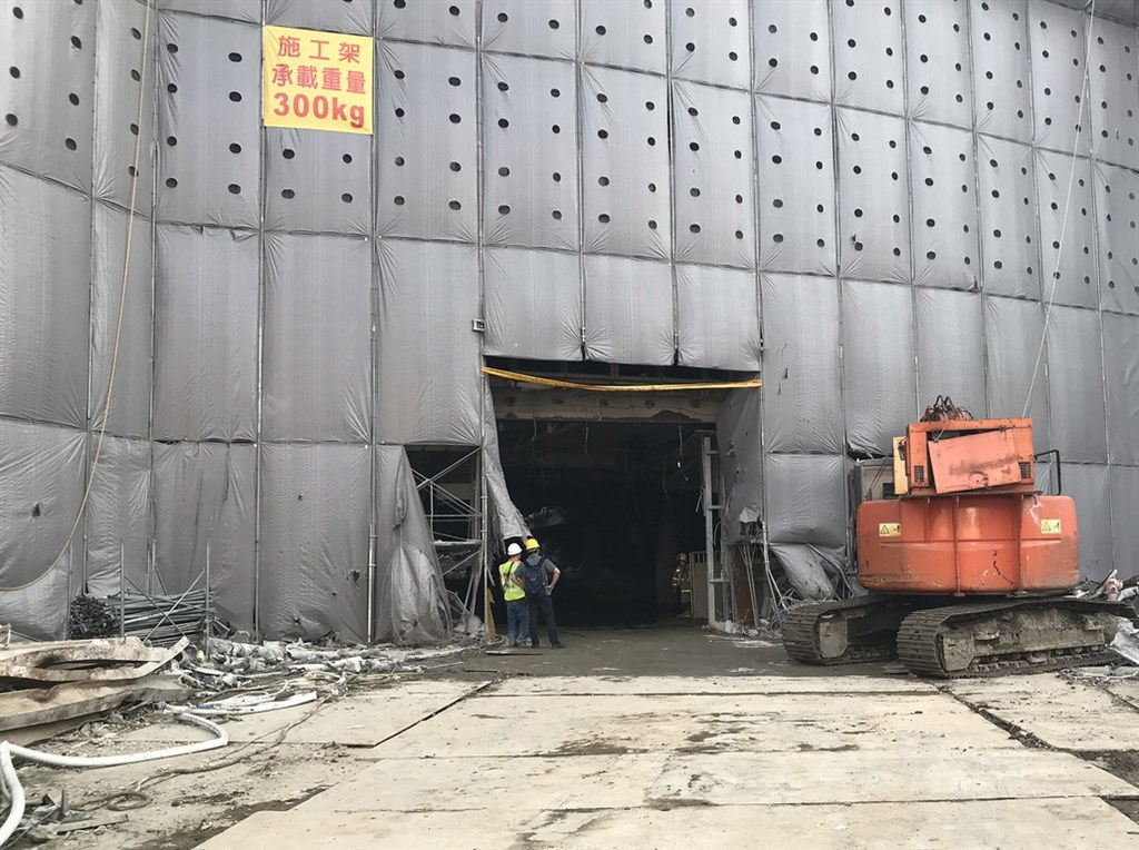 台北市八德路附近京華城工地20日下午發生工地坍塌意外,現場一名男性工人被8樓掉落拆除物品壓住受困,已動用現場器具持續救援中。中央社記者劉建邦攝 109年6月20日