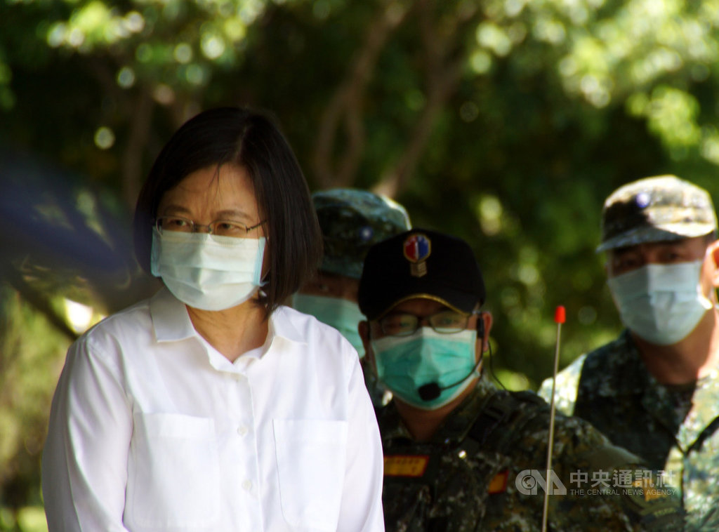 總統蔡英文(左)20日上午視導高雄市鳳山區陸軍步兵訓練指揮部戰鬥訓練,感謝所有國軍付出與辛勞。中央社記者程啟峰高雄攝 109年6月20日