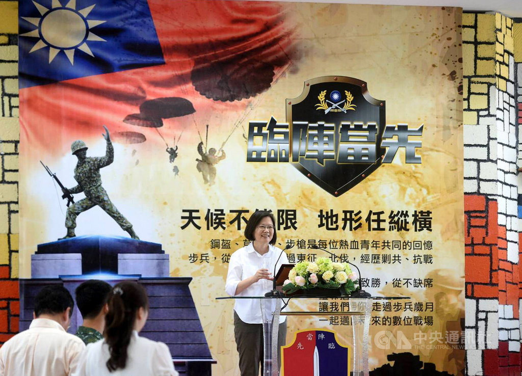 總統蔡英文(中)20日視導陸軍步兵訓練指揮部戰鬥訓練時表示,台灣作為國際社會一員,會盡全力維護印太區域和平穩定。中央社記者程啟峰高雄攝 109年6月20日