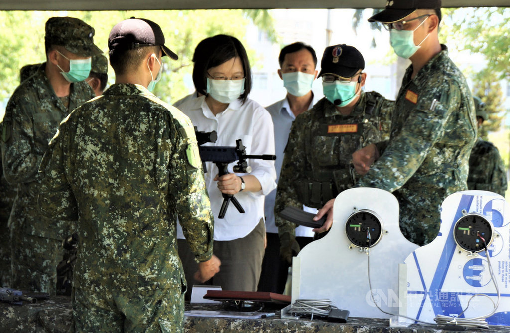 端午節將屆,總統蔡英文(中)20日視導位於高雄市鳳山區的陸軍步兵訓練指揮部戰鬥訓練,感謝官兵保衛國家辛勞。中央社記者程啟峰高雄攝 109年6月20日