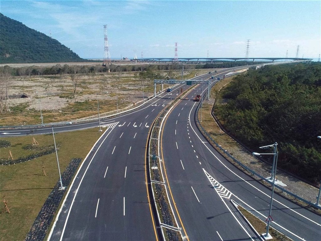 宜蘭縣警方20日說,台9線蘇花改即日起設最低速限50公里,並優先取締刻意放慢龜速車。(公路總局提供)