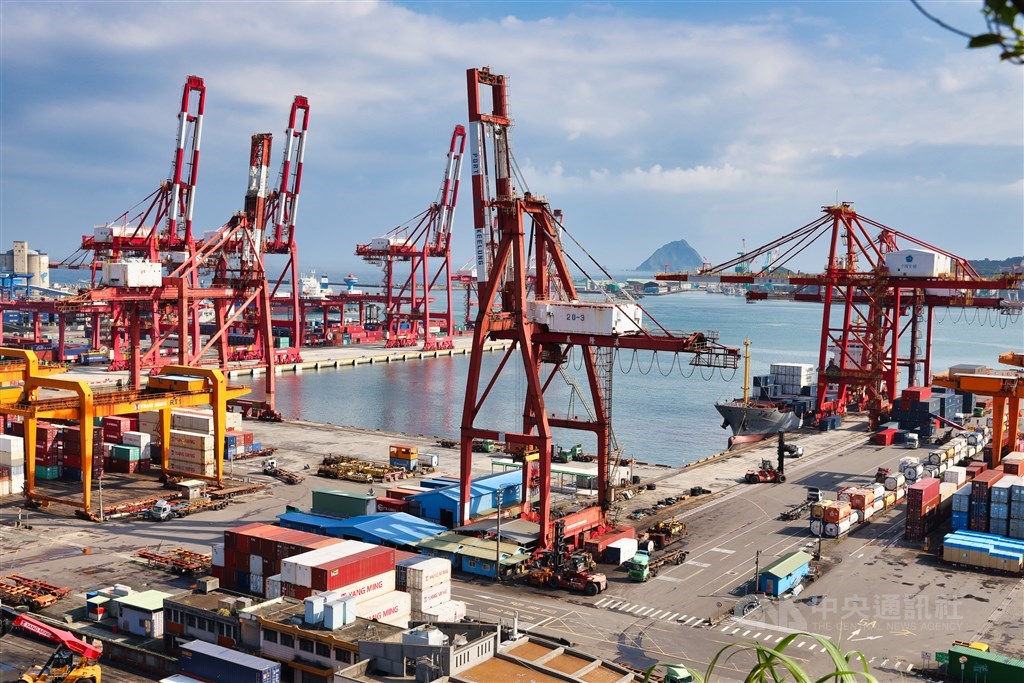 遠距商機持續加溫,5月外銷訂單金額388.9億美元,年增0.4%。(中央社檔案照片)