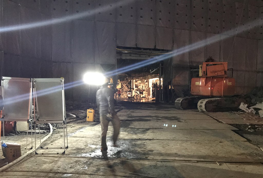 台北市京華城工地20日下午發生坍塌意外,1工人遭活埋。警消陸續動用生命探測器救援、怪手開挖,但到晚間9時許仍未發現工人,不過已確定可能掩埋地點。中央社記者劉建邦攝 109年6月20日